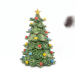 Albero in ceramica con decorazioni natalizie