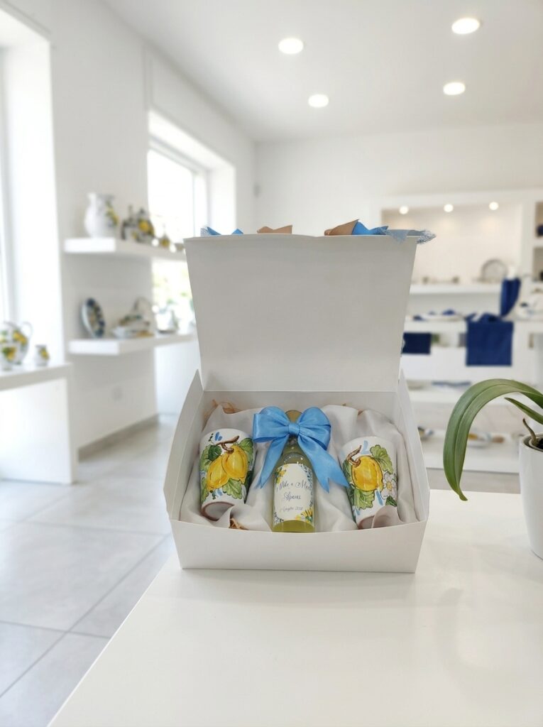 Set bomboniera limoncello con bottiglia e bicchierini in ceramica decorata con limoni