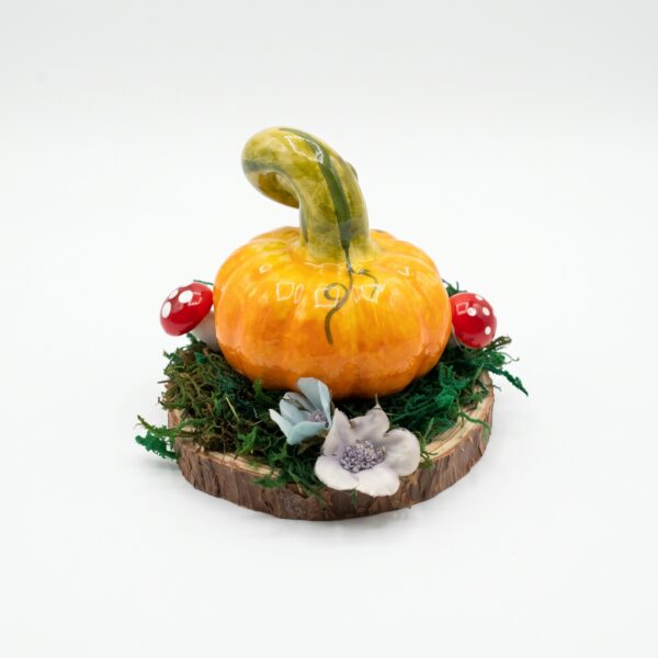 Centrotavola in ceramica con zucca autunnale