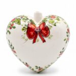 Cuore natalizio in ceramica con fiocco rosso e agrifoglio
