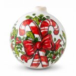 Pallina di Natale in ceramica con bastoncini di zucchero