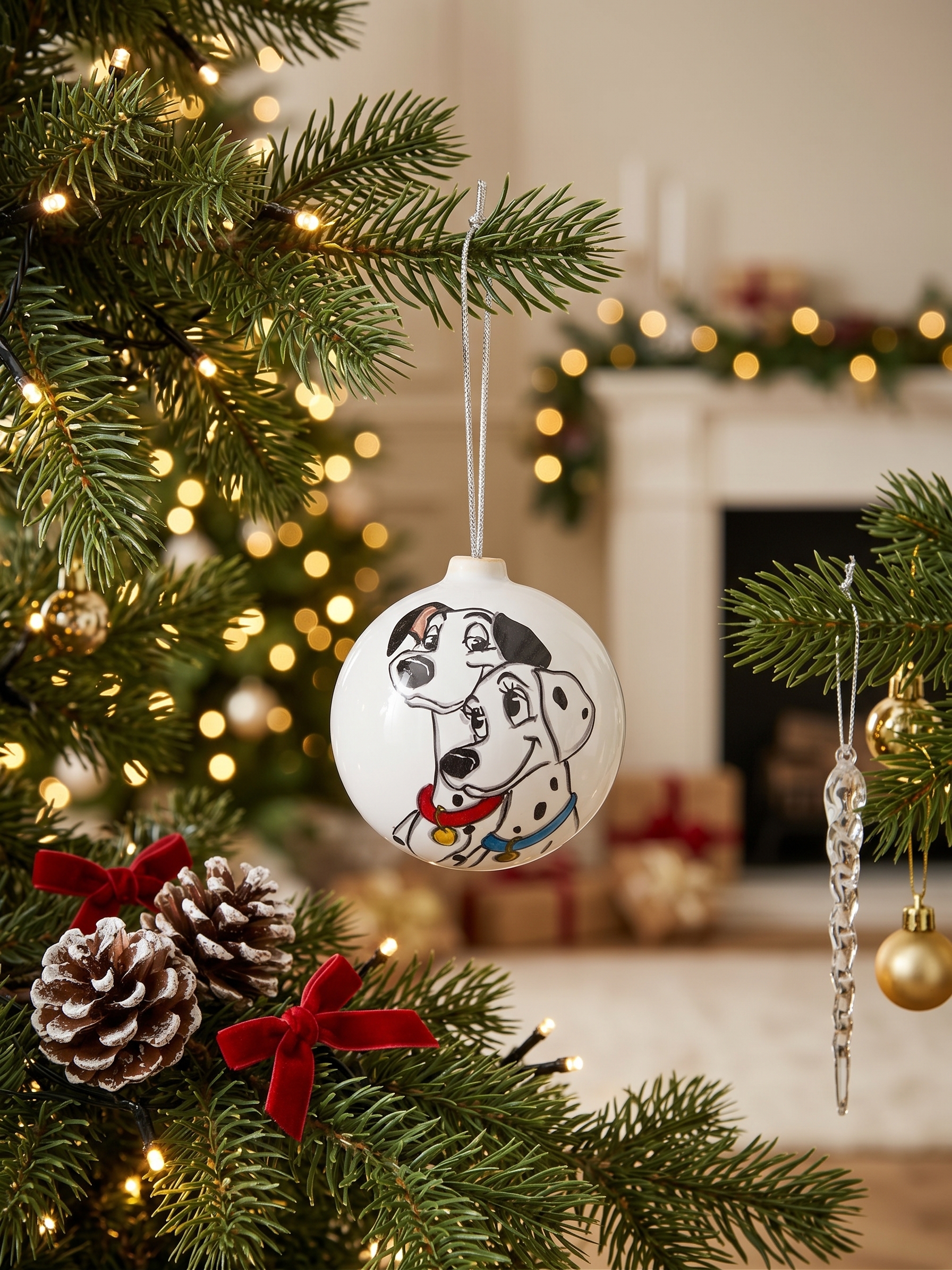 Pallina di Natale in ceramica con cani dalmata
