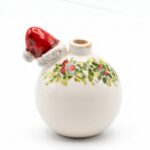 Pallina in ceramica con cappello di Babbo Natale