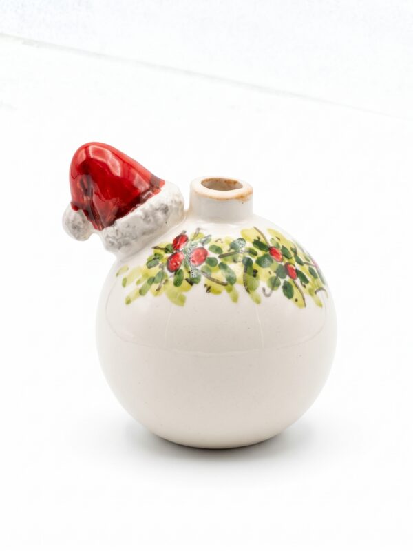 Pallina in ceramica con cappello di Babbo Natale