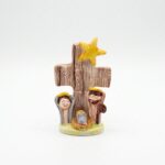 Presepe in ceramica con croce e Sacra Famiglia