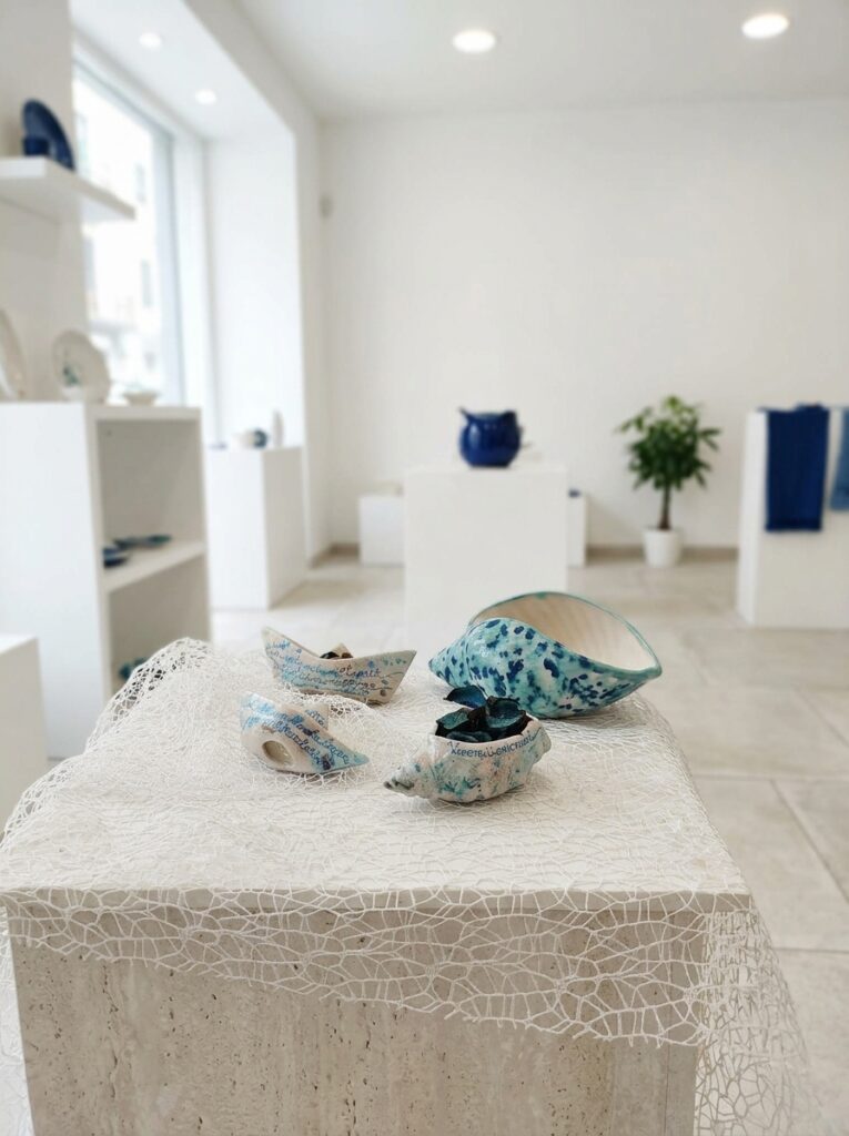 Set decorativo marino in ceramica esposto nel nostro showroom