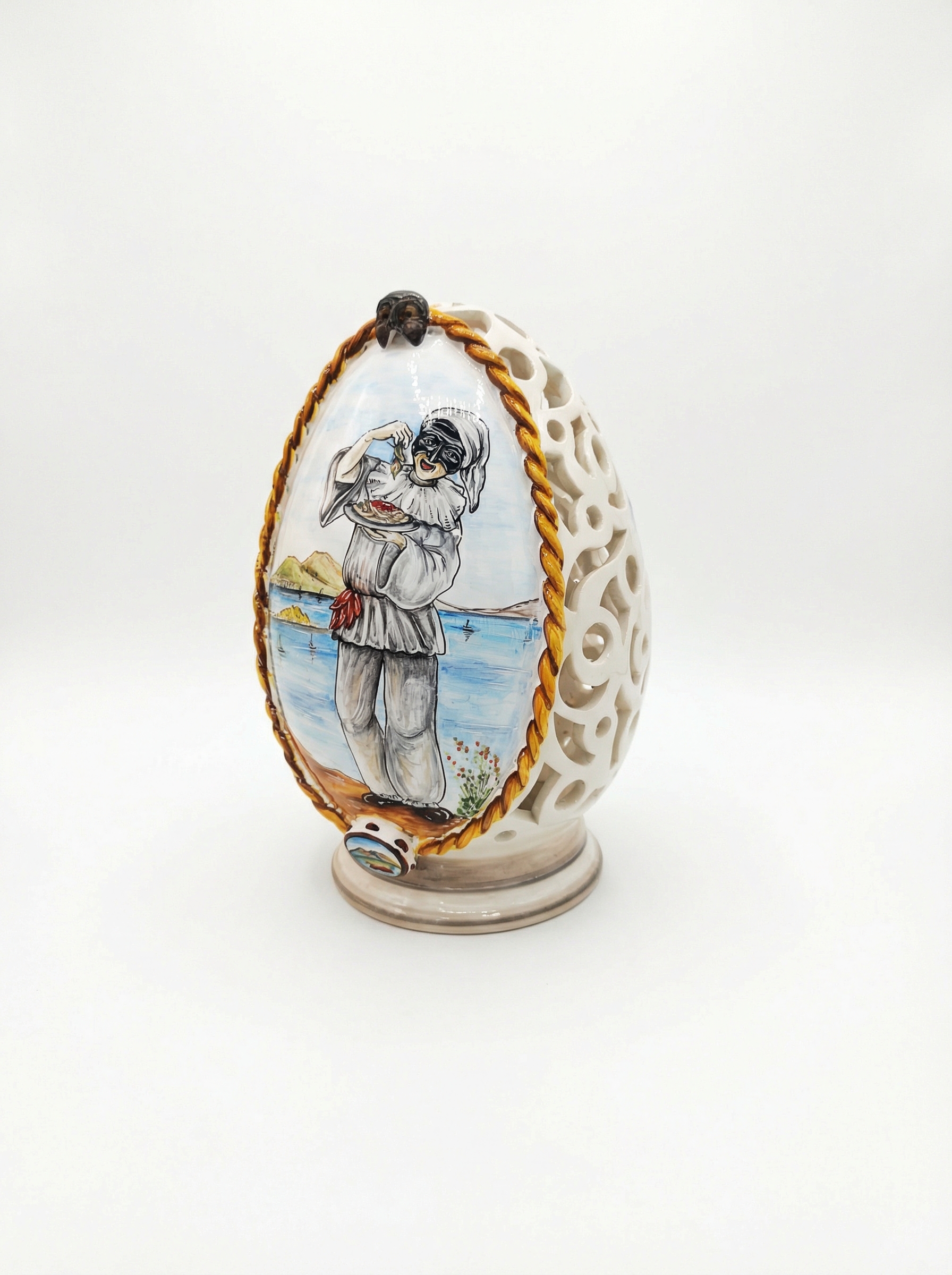 Uovo in Ceramica Traforato con Pulcinella Dipinto a Mano