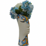 Vaso in ceramica a forma di volto con decori blu e arancio
