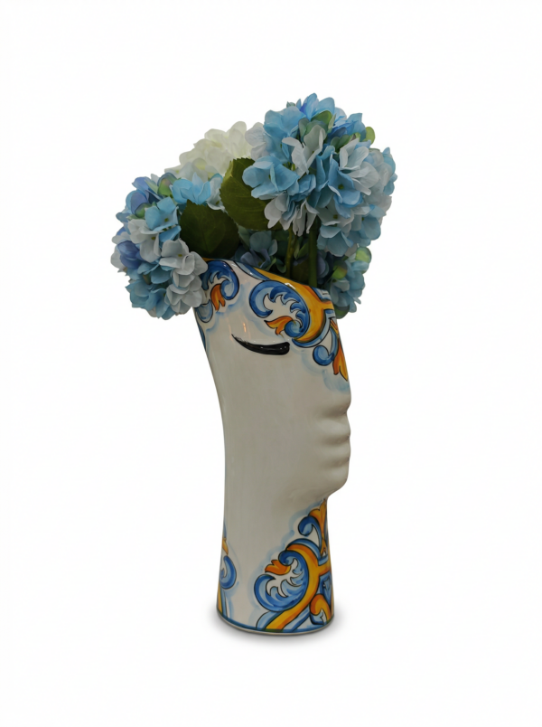 Vaso in ceramica a forma di volto con decori blu e arancio